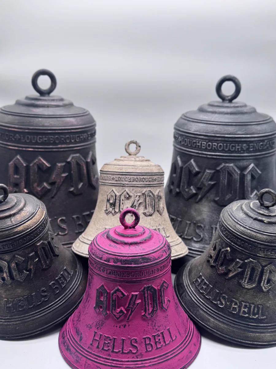 Des cloches décoratives imprimées en 3D, patinées à la main en gris foncé, bronze et rose